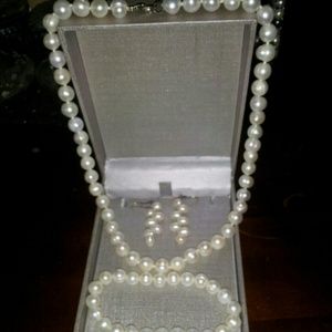 Sale!Cultured freshwater pearl set. Beautiful🌹🎉