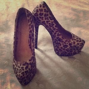 Super sexy leopard print platform pumps!