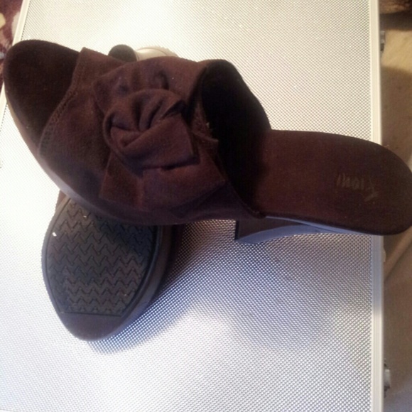 These chocolate Fioni are like new.