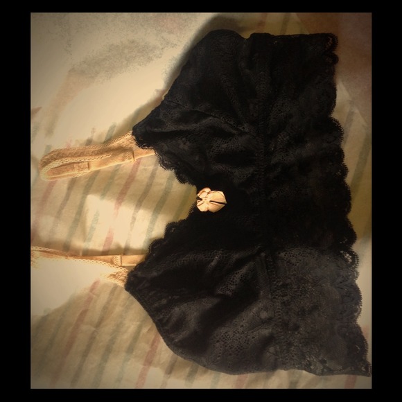 NWT GORGEOUS LACE BRALETTE