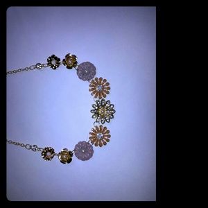 Beautiful gold tone flower necklace