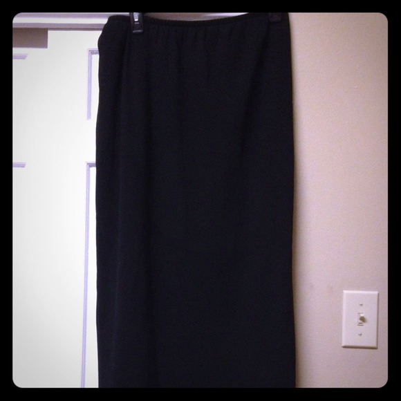 Ruffled long skirt in black