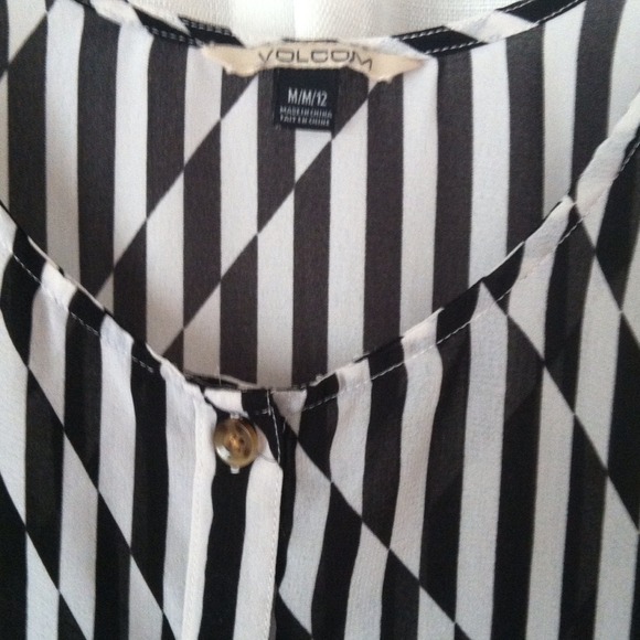 VOLCOM dressy tank button up size medium - Picture 3 of 4