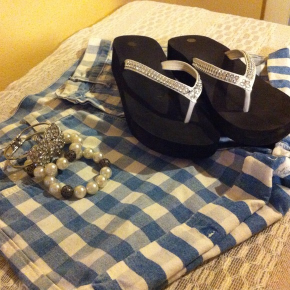 💕FLIRTY, HIGH WAISTED SHORTS💕 - Picture 2 of 3