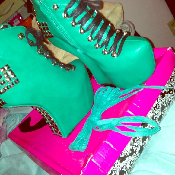 SOLD (Amazee) heeless platforms