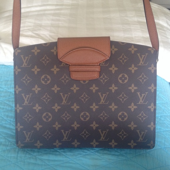 Small Cross body Louis Vuitton