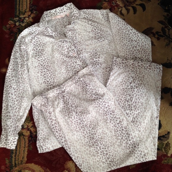 ⛔️SOLD⛔️Victoria's Secret Pajama Set