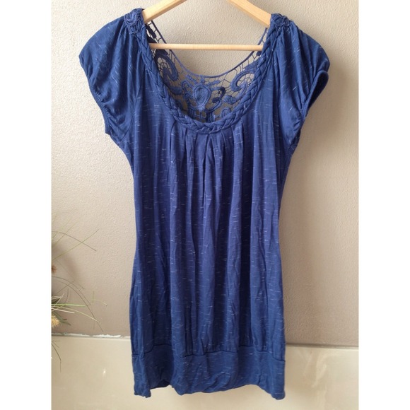 🚫SOLD🚫 Navy blue lacy top - Picture 2 of 3