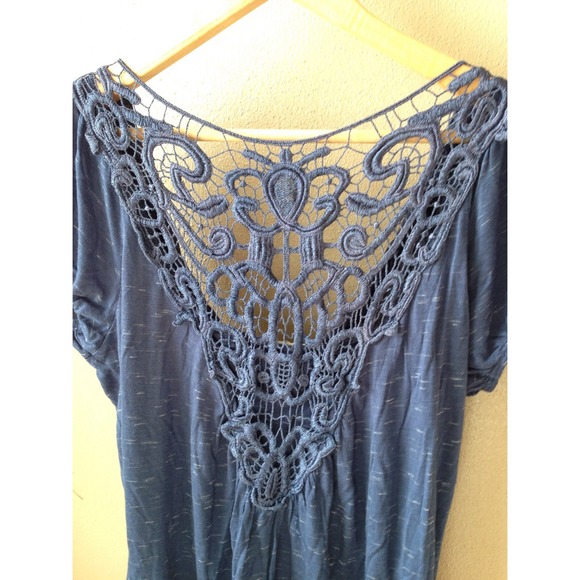 🚫SOLD🚫 Navy blue lacy top - Picture 3 of 3