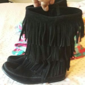 Minnetonka calf high 3 layer fringe boots black
