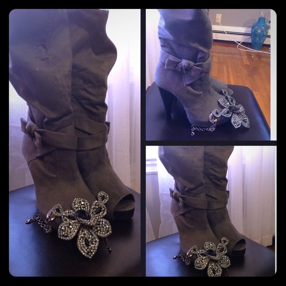 Gorgeous mid-calf gray suede peep toe boots!