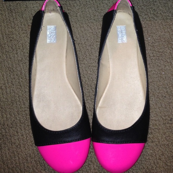 Black and Neon Pink flats ✨