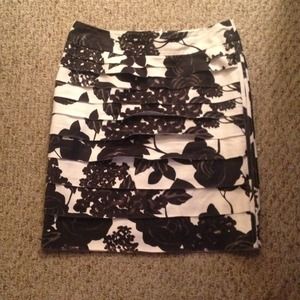 Whit House Black Market pencil skirt