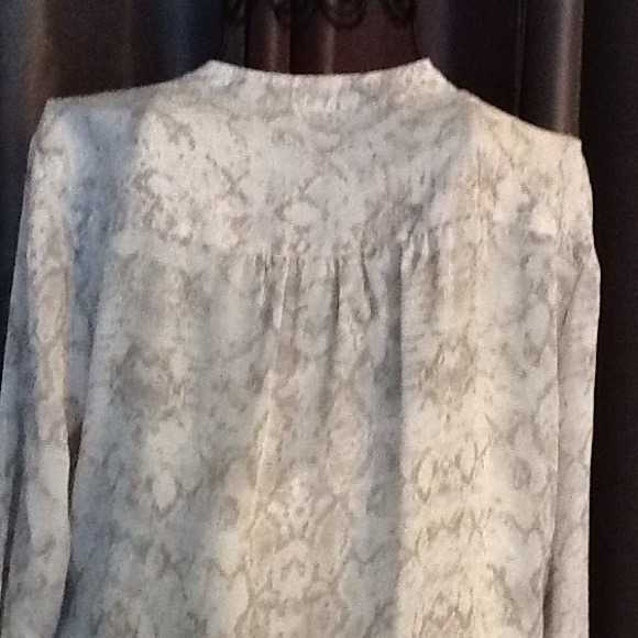 REDUCED,!! LONG SLEEVE SNAKE PRINT BLOUSE SZ M - Picture 3 of 4