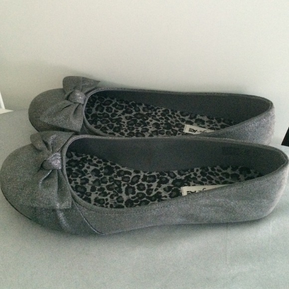 American Eagle Sparkly Grey Bow Flats