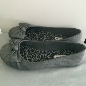 American Eagle Sparkly Grey Bow Flats