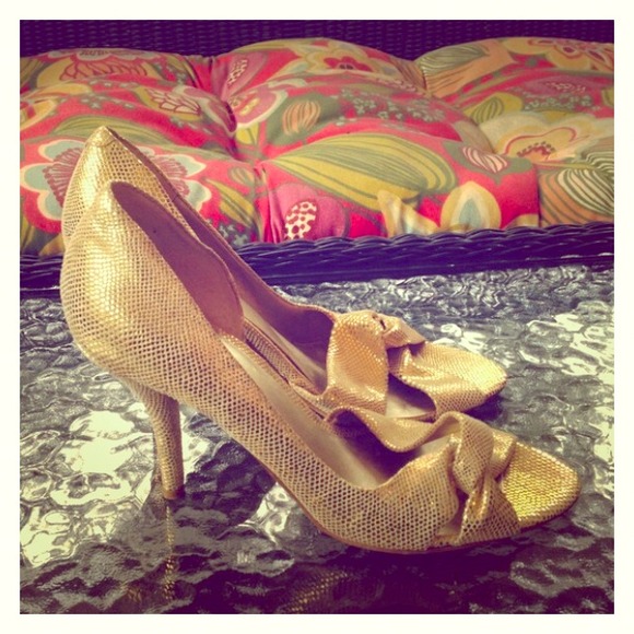 Gold shoes 7.5
