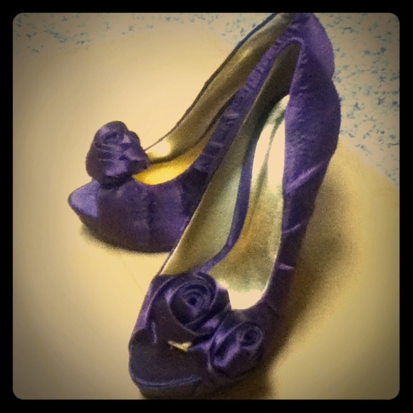 Size 7 Qupid high heel.