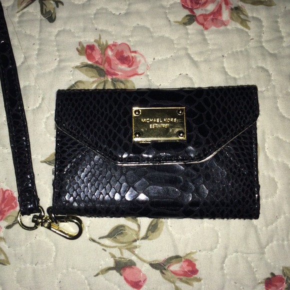 MICHAEL KORS BLACK PYTHON WRISTLET IPHONE 4
