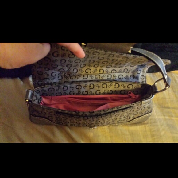 Eye Catchy Silver Guess Purse/Clutch - Picture 3 of 4