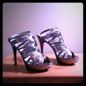 SALE~LIMITED TIME!  Guess heels!!