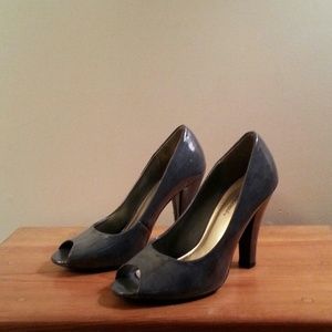 Hold-Gray open toe heels!