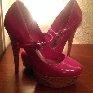 I'm selling a pair of pink heels, only worn once!