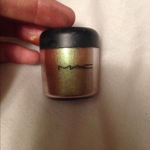 Mac cosmetics . Pigment colour powder