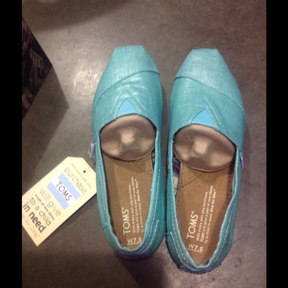 Brand new toms in the box! So cute :)