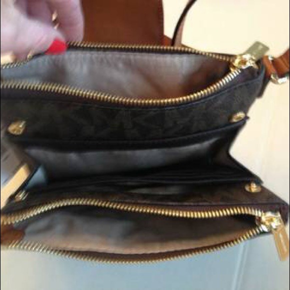 Authentic Michael Kors Crossbody - Picture 2 of 4