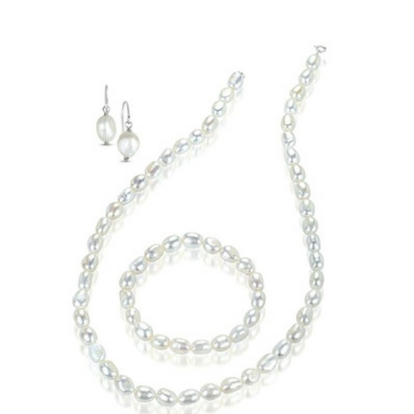 🎄3-Piece Set White Cultured Freshwater Pearl.