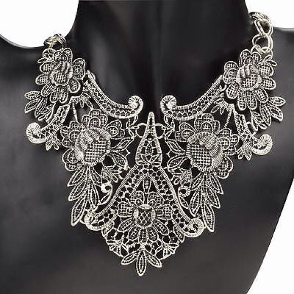 the boxes Jewelry - Statement necklace so pretty!