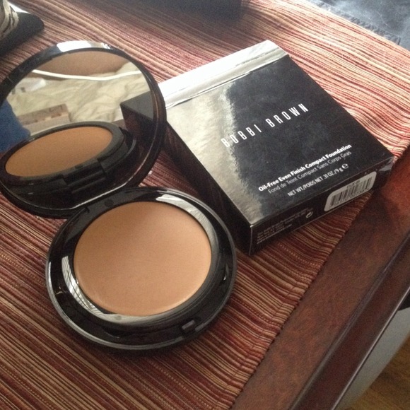 Bobbi brown compact foundation #5 honey; brand new