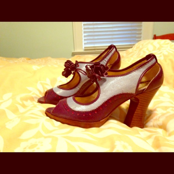 8 1/2 Poetic Licence blue & maroon heels