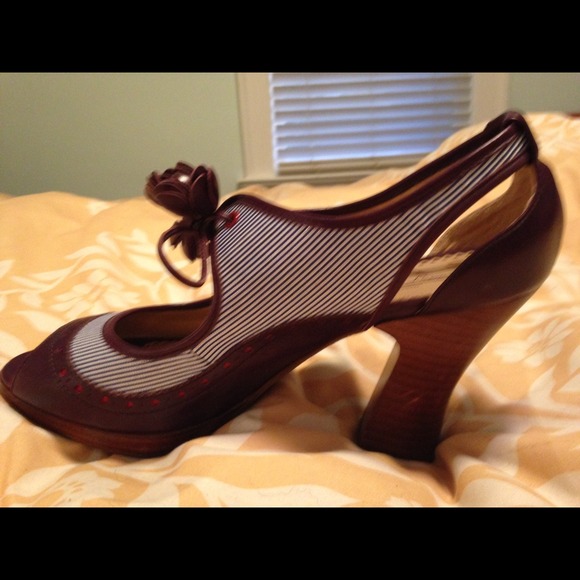 8 1/2 Poetic Licence blue & maroon heels - Picture 3 of 4