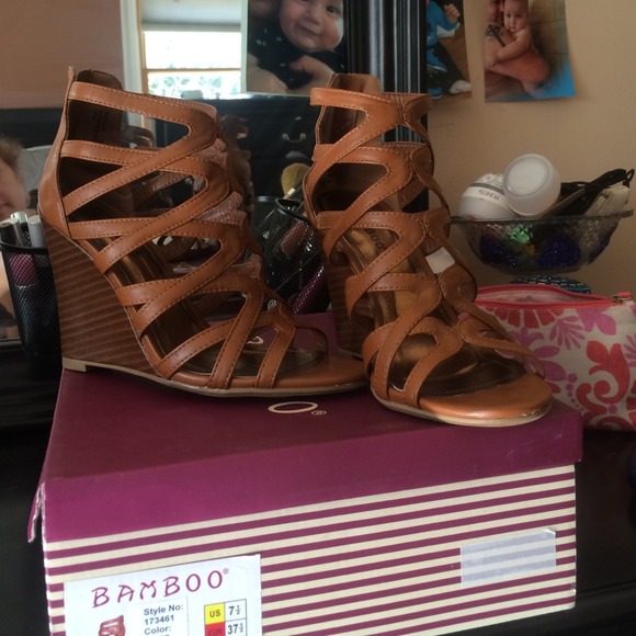 7 1/2 chestnut color sandal wedges