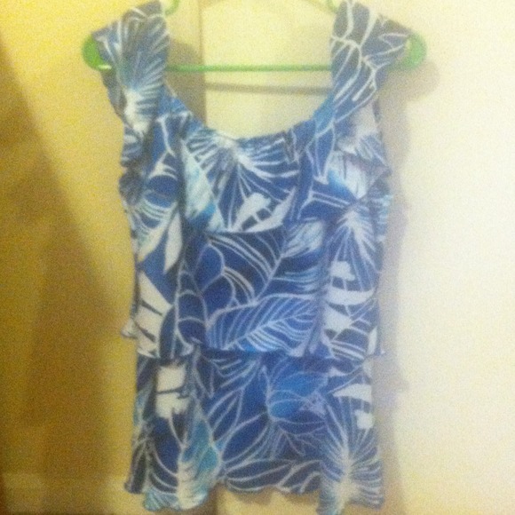 🚫SOLD🚫Blue and white ruffled top