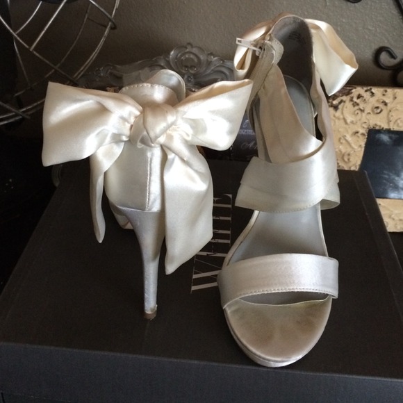 Vera wang wedding shoes size 8 will fit a 8.5