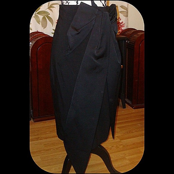 Karen Millen black pencil skirt huge front bow - Picture 3 of 3