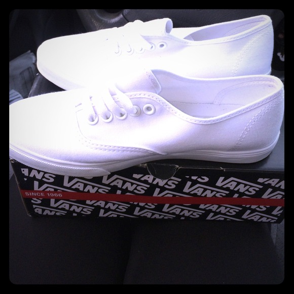 authentic lo pro true white vans