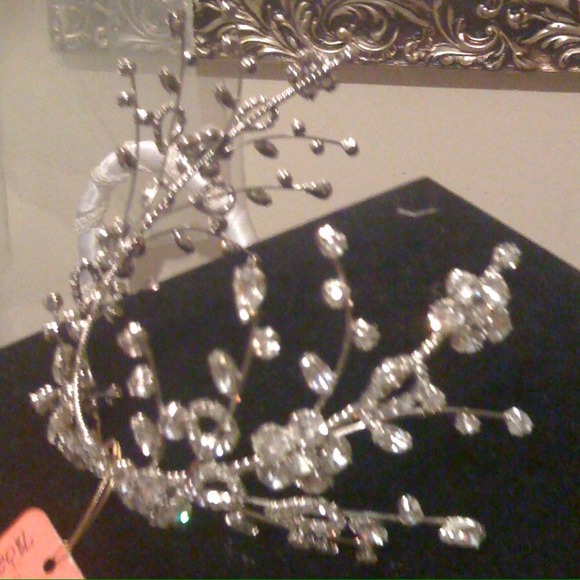 Rinestone and Swarovski tiara.... Made in PR