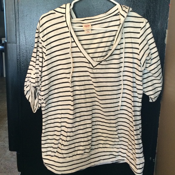 Stripped quarter sleeve hoodie