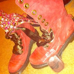 DOC MARTENS ; Dr. Martens.