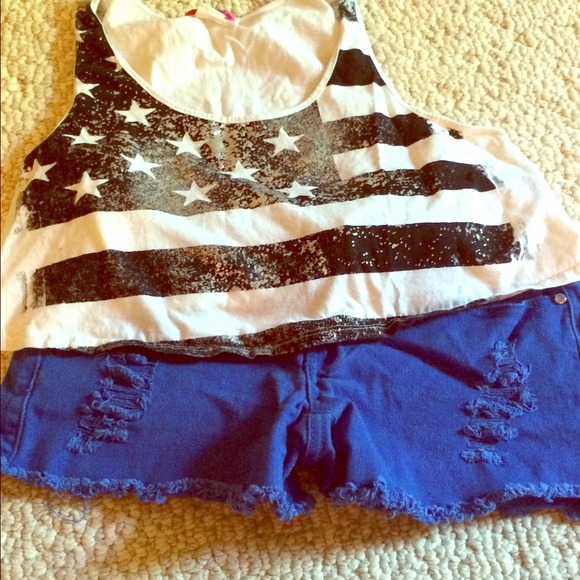 4th of July crop top and blue shorts! 😄❤️