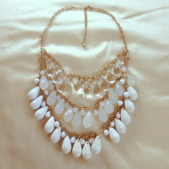 Jewelry - ❌SOLD in bundle! white and gold statement necklace