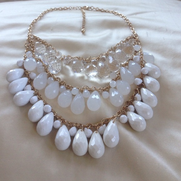 ❌SOLD in bundle! white and gold statement necklace - Picture 2 of 3