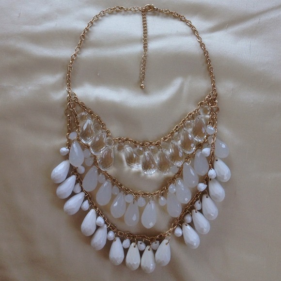 ❌SOLD in bundle! white and gold statement necklace - Picture 3 of 3