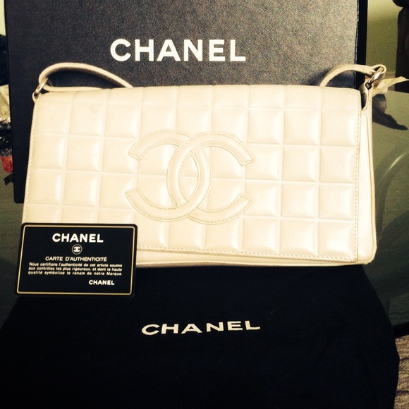 Selling an authentic Chanel white bag!!!! - Picture 1 of 4