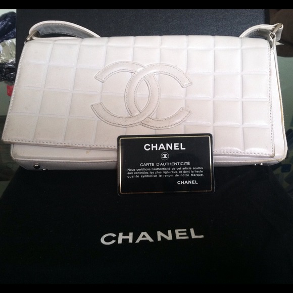 Selling an authentic Chanel white bag!!!! - Picture 2 of 4