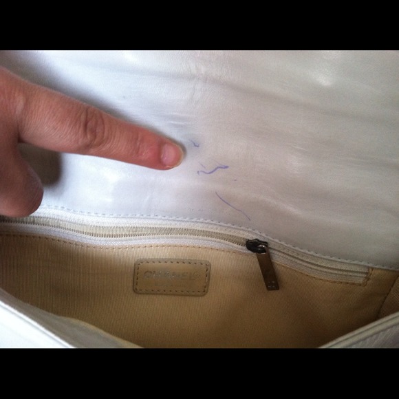 Selling an authentic Chanel white bag!!!! - Picture 3 of 4